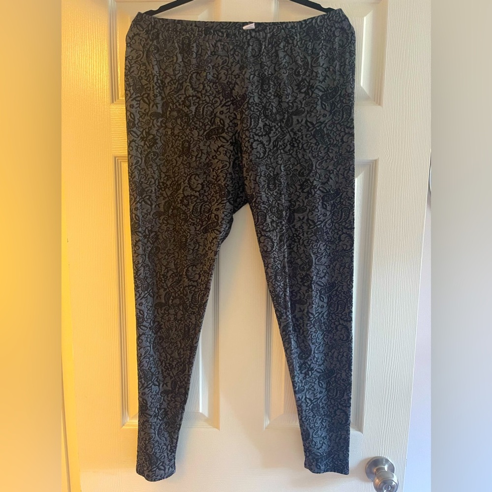 COPY - Black/ textured / design leggings in XL